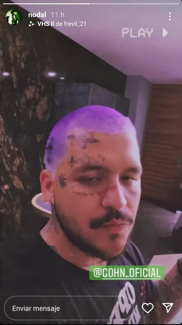Los nuevos tatuajes de Nodal trascendieron un día después de que se 
<a href="https://www.univision.com/famosos/christian-nodal-cambios-look-fotos-antes-y-despues-fotos">cambiara el color del cabello</a> de dorado a morado.
<br>
