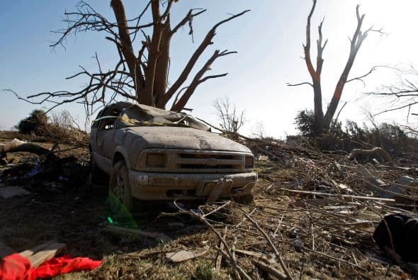 Dos personas perdieron la vida y sobre una veintena resultaron heridas luego del paso de fuertes tornados que tocaron tierra en los poblados de Rochelle y Fairdale a unas 80 millas al noroeste de Chicago la noche del jueves. Rescatistas continúan en la búsqueda de personas desaparecidas entre los escombros.