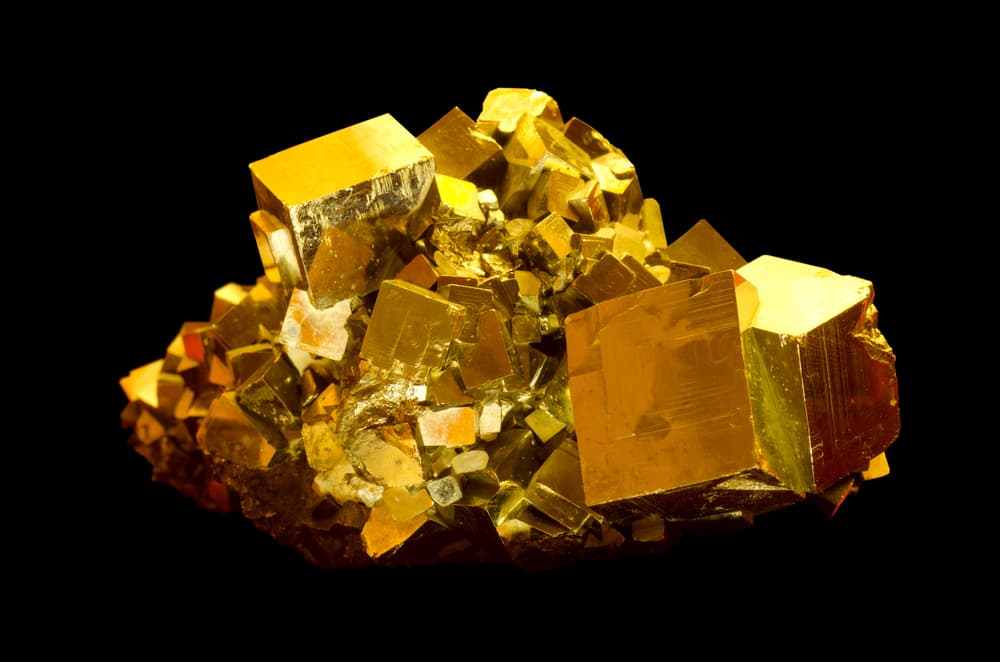 La pirita es una variedad de mineral a la cual se la conoce como el "oro de los tontos" o el "oro de los pobres" por su gran similitud que tiene con él. Y pues, aunque se parezca mucho en estética, realmente su valor claramente no es lo mismo.