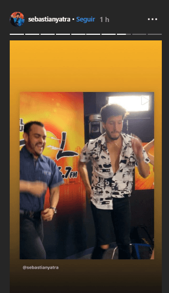 Mientras está en Miami, visita emisoras de radio, previo a su presentación en Premios Juventud. En sus participaciones pone a bailar a todos con el 'Runaway Challenge'. Como se puede ver, no hay quien se resista a acompañarlo.