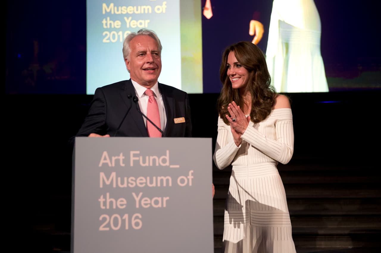 En realidad no se le ve el vientre abultado.