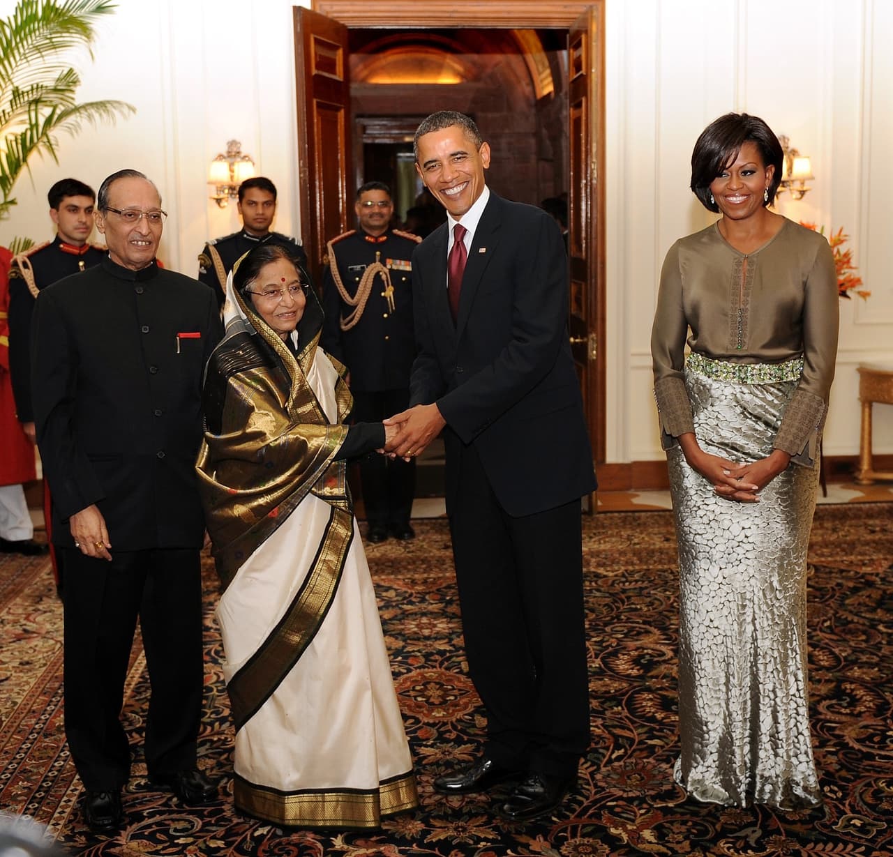En 2010, la cena en su honor que la entonces presidente de India, Pratibha Patil, y su esposo, Devisingh Patil, ofrecieron a los Obama, Michelle lució un conjunto de
<a href="https://www.rachelroy.com/">Rachel Roy</a> con falda metalizada y camisa de seda.