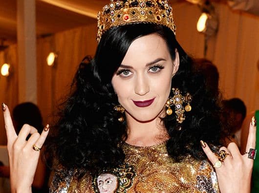 Katy Perry vivió un gracioso momento cuando subió a una seguidora al escenario, pues no esperaba que la joven le plantara un beso en el cuello. Como respuesta, Perry le dio una nalgada a la chica.