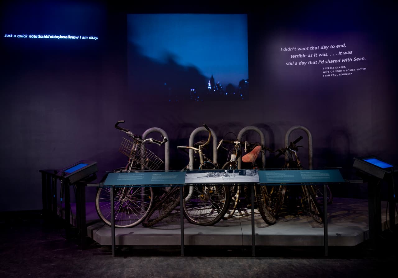 Un portabicicletas de una acera adyacente a las torres, recuperado de los escombros.
<br>
<br>“Cada día recordamos a las víctimas, las familias y los sobrevivientes que enfrentan la pérdida, reconociendo las consecuencias duraderas del 11 de septiembre en las vidas de las personas”,
<a href="https://www.911memorial.org/"><u>se lee en el portal del museo</u></a>.