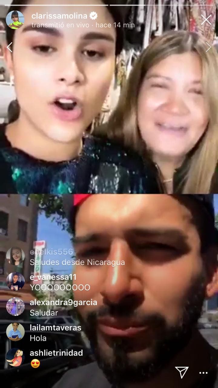 Después de mostrar algunas ideas y modelos, Clarissa Molina escogió a un fan llamado Álvaro para que se uniera a la transmisión en vivo y le ayudara a escoger.