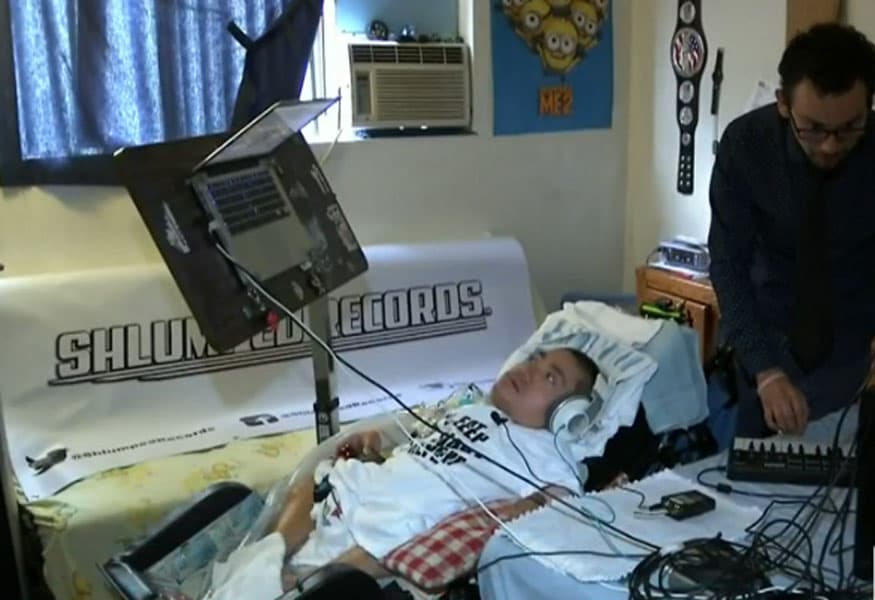 Daniel Amaya, un DJ hispano que triunfa pese a la enfermedad de los huesos de cristal