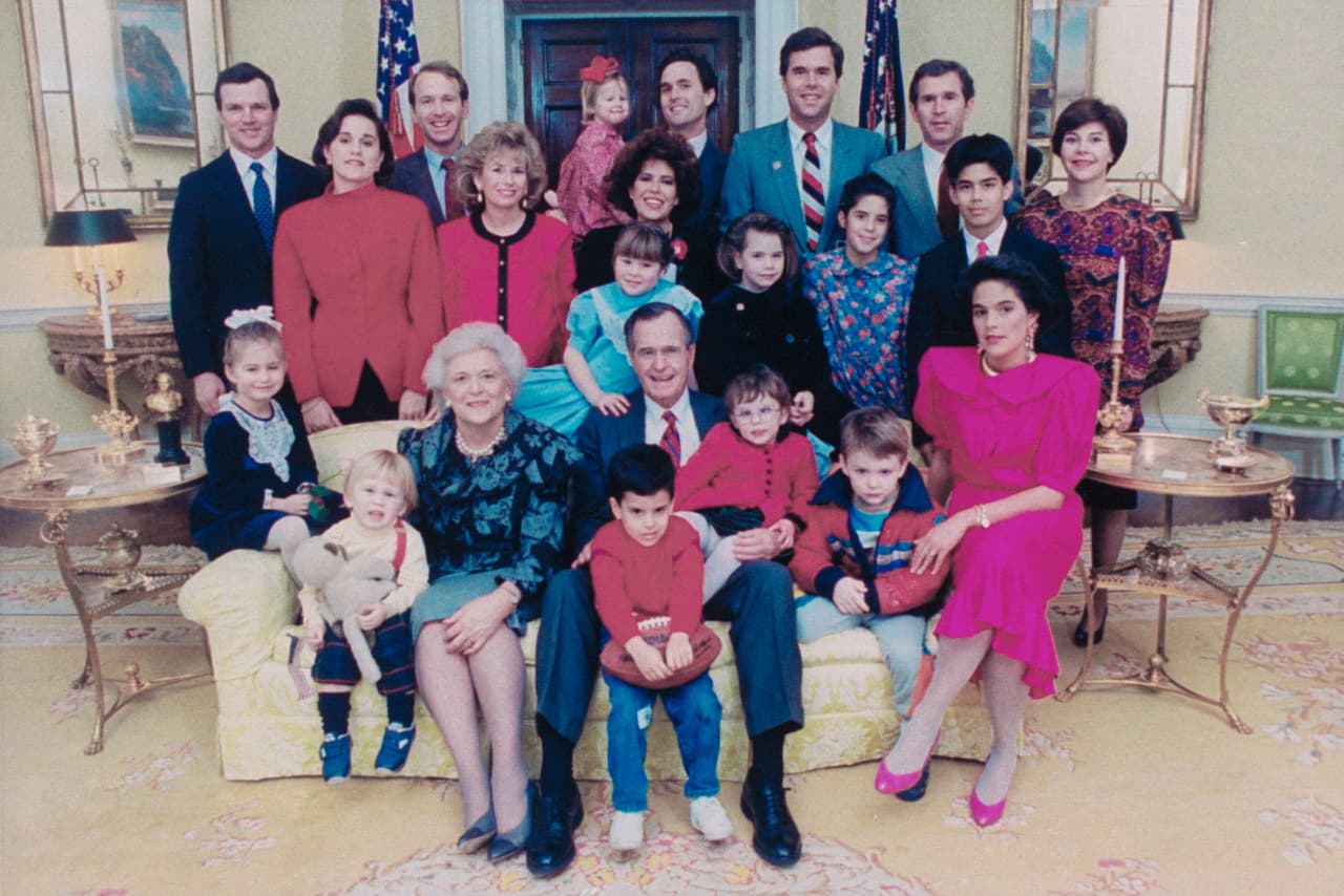 Retrato del familia del 21 de enero de 1989: el entonces presidente George Bush en la Casa Blanca, la primera dama Barbara. junto a sus hijos, sus parejas y los nietos.