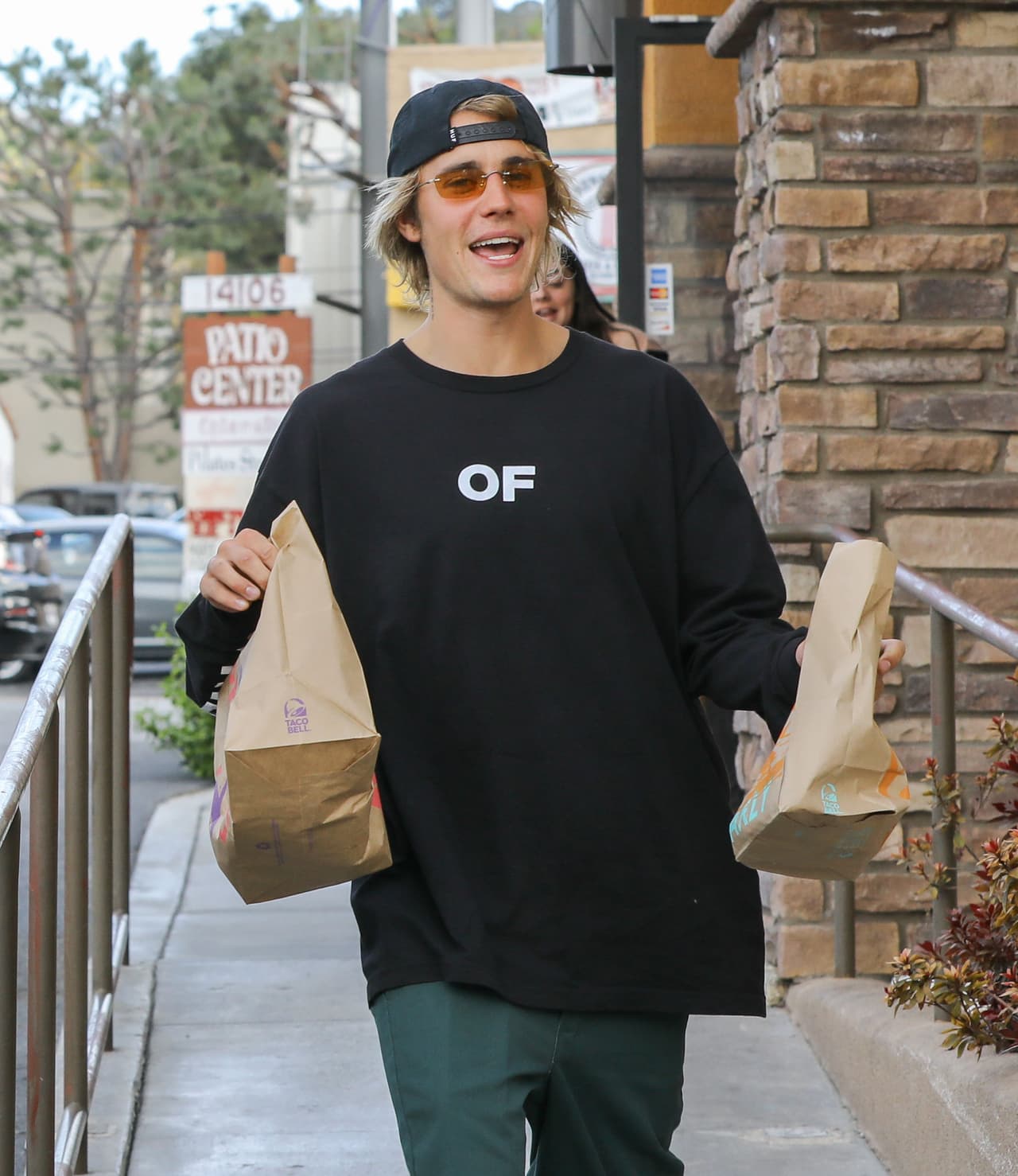 Además, el joven acusa a la estrella de pop de robarle unos lentes con un valor de 500 dólares.