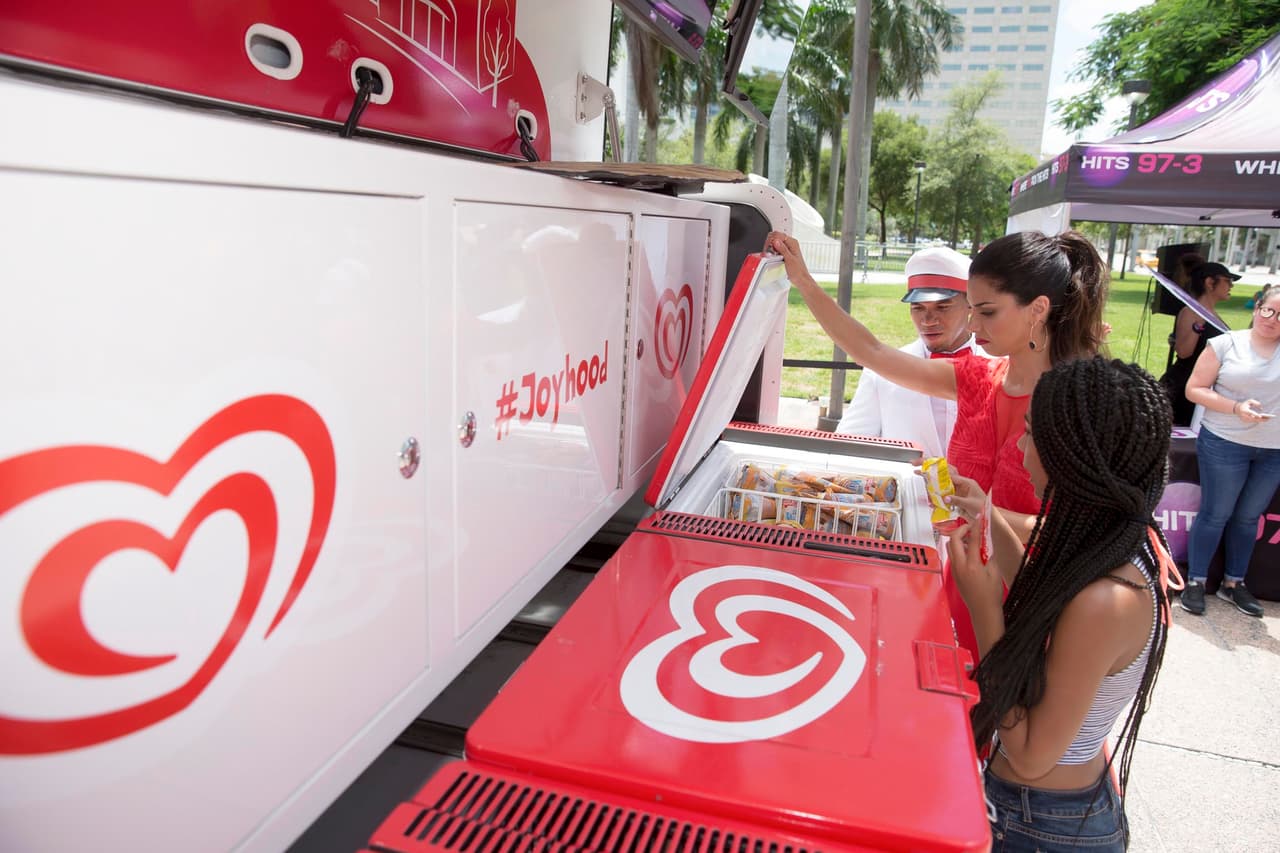Ya que no solo posó para la lente, sino que estuvo obsequiando helados a quienes se acercaban.