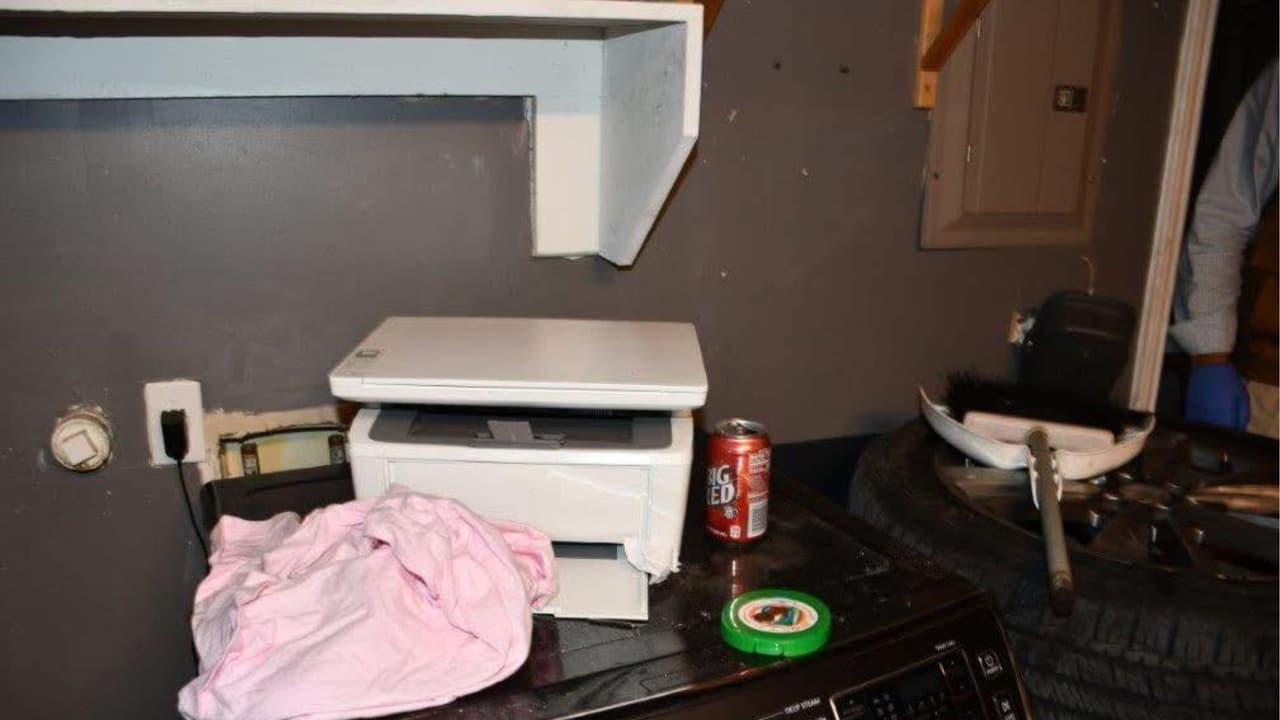 La denuncia llevó a los agentes al concesionario donde se realizó la
<b>compra fraudulenta</b>, el cual explicó que solo entregaría la documentación a las autoridades.
<br>
<br>Esa información se volvió clave cuando, el 1 de diciembre, empleados del negocio reportaron que un hombre intentaba adquirir otro vehículo utilizando una
<b> identificación falsa con un error en la palabra “EXPIRATION”.</b>
<br>