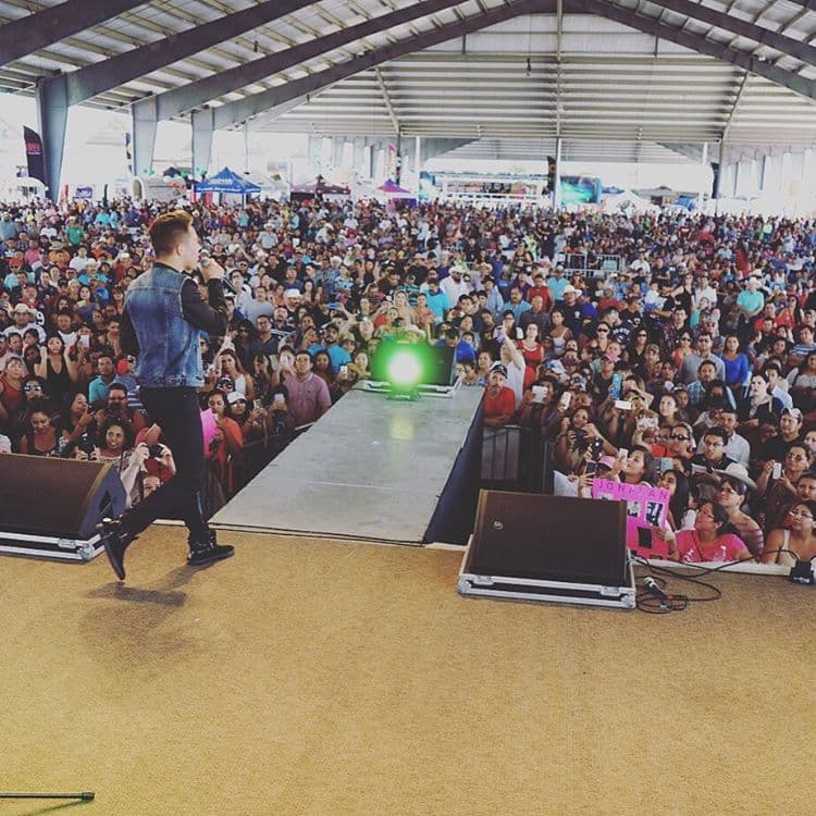 Multitudes se reúnen para estar cerca de su artista favorito.