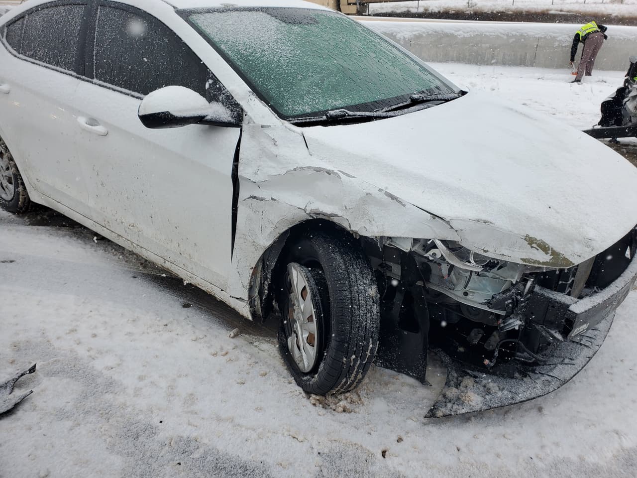 Horas antes del choque múltiple en la I-70, hubo otra colisión en una vía secundaria, reportó la Patrulla de Caminos de Colorado. No hubo heridos, pero las autoridades alertaron sobre "lo rápido que las cosas pueden cambiar" al conducir en condiciones difíciles.