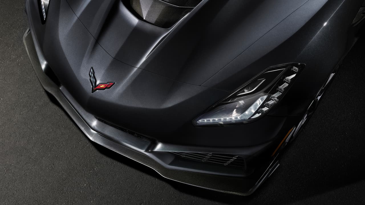 Chevrolet se vio obligado a diseñar un spoiler delantero -fabricado en fibra de carbono- lo suficientemente eficiente para compensar las 950 libras (431 kg) de presión que puede ejercer el viento a través del alerón posterior mientras viaja a 210 mph (336 km/h).