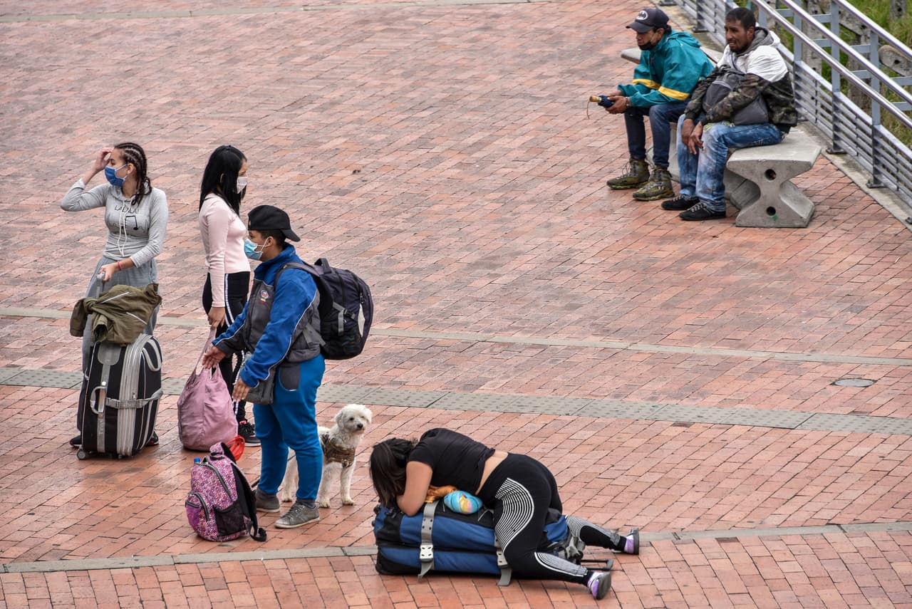 En Colombia rige desde el 25 de marzo una cuarentena nacional, por lo que miles de venezolanos que se ganaban el día a día como camareros, obreros, vendedores ambulantes o incluso pidiendo en las calles se quedaron sin fuente de ingresos. En la foto venezolanos en un descanso en la caminata hacía Cúcuta desde Bogotá, donde se han establecido más de 361,000.