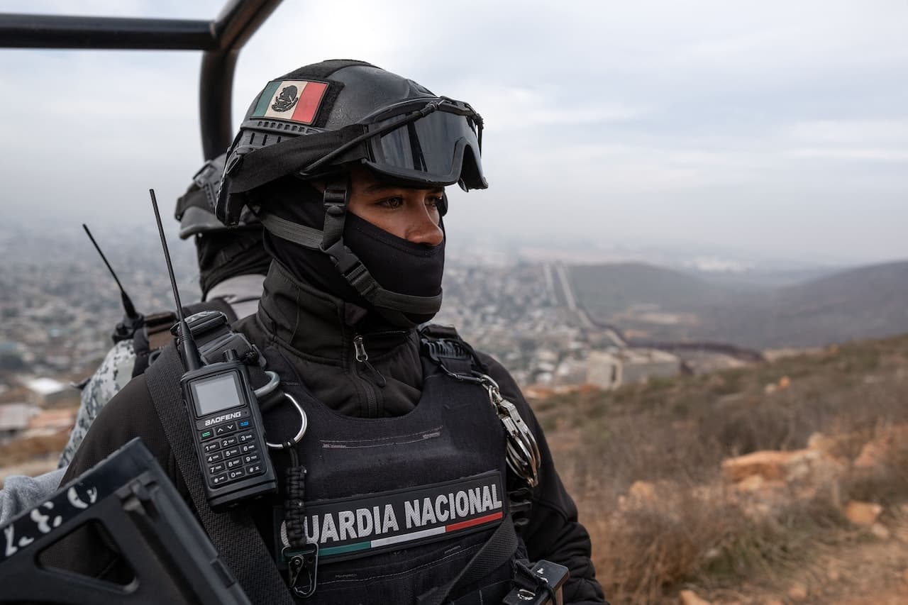 Un oficial de la Guardia Nacional de México patrulla en un punto alto de El Nido de las Águilas, en el este de Tijuana, estado de Baja California, México, el 5 de marzo de 2025, en el lado mexicano de la frontera entre México y Estados Unidos.