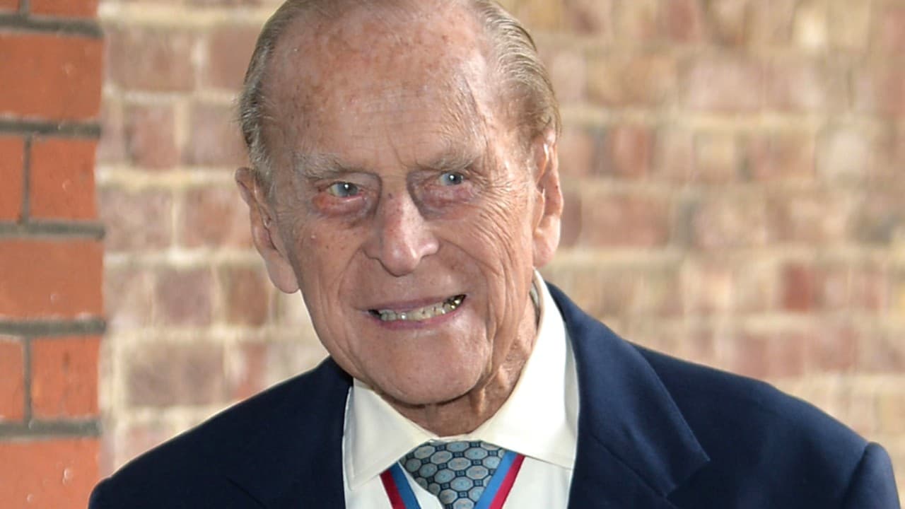 El príncipe Philip, esposo de la reina Isabel, continuará hospitalizado durante el fin de semana