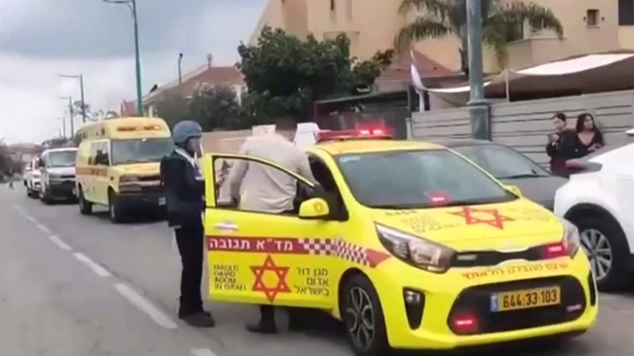 Guerra Irán: Ataque con misiles de Teherán deja heridos y graves daños materiales en el centro de Israel