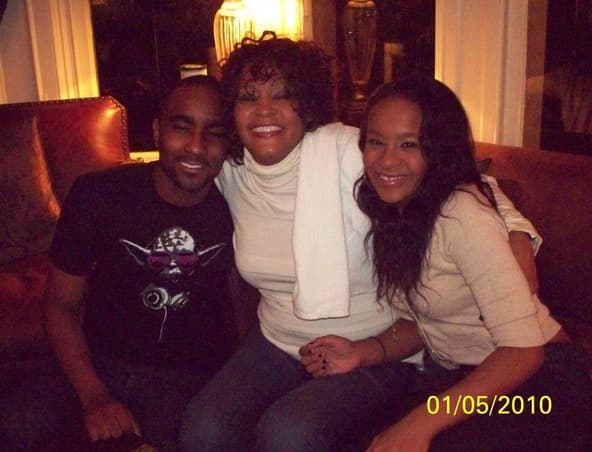 Incluso se atrevió a decir que si su madre viviera, estaría de acuerdo con la relación y compromiso de ambos.