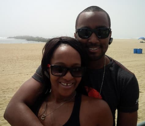 La familia de Bobbi Kristina está furiosa con el joven y le han pedido que se aleje por completo de ellos.