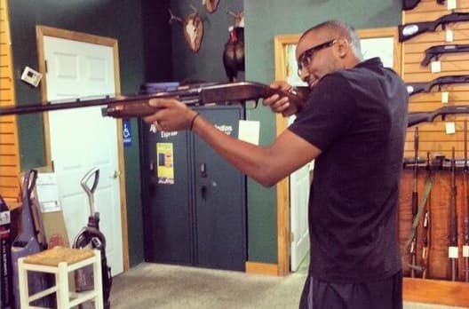 Ella le soportaba todo, hasta su violento carácter y gusto por las armas.