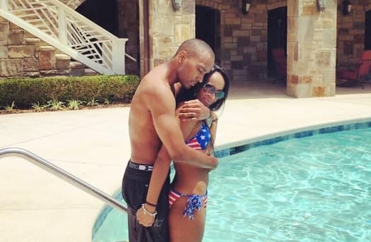 Por más que le dijeron que Nick sólo la quería por su dinero, ella no hacía caso y hasta se peleaba por él.