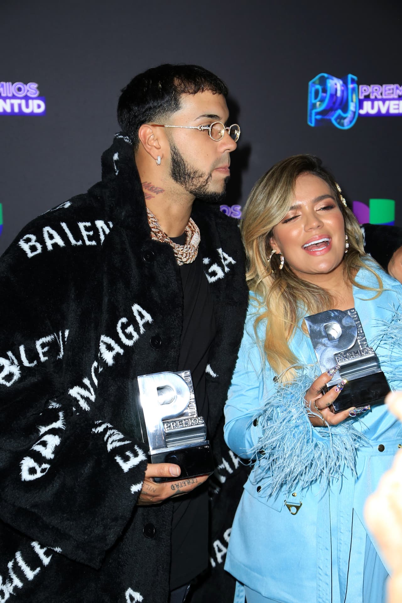 Además de que Karol G sorprendió al decir: "somos como el agua y el aceite", lo que no ha impedido que se lleven muy bien.