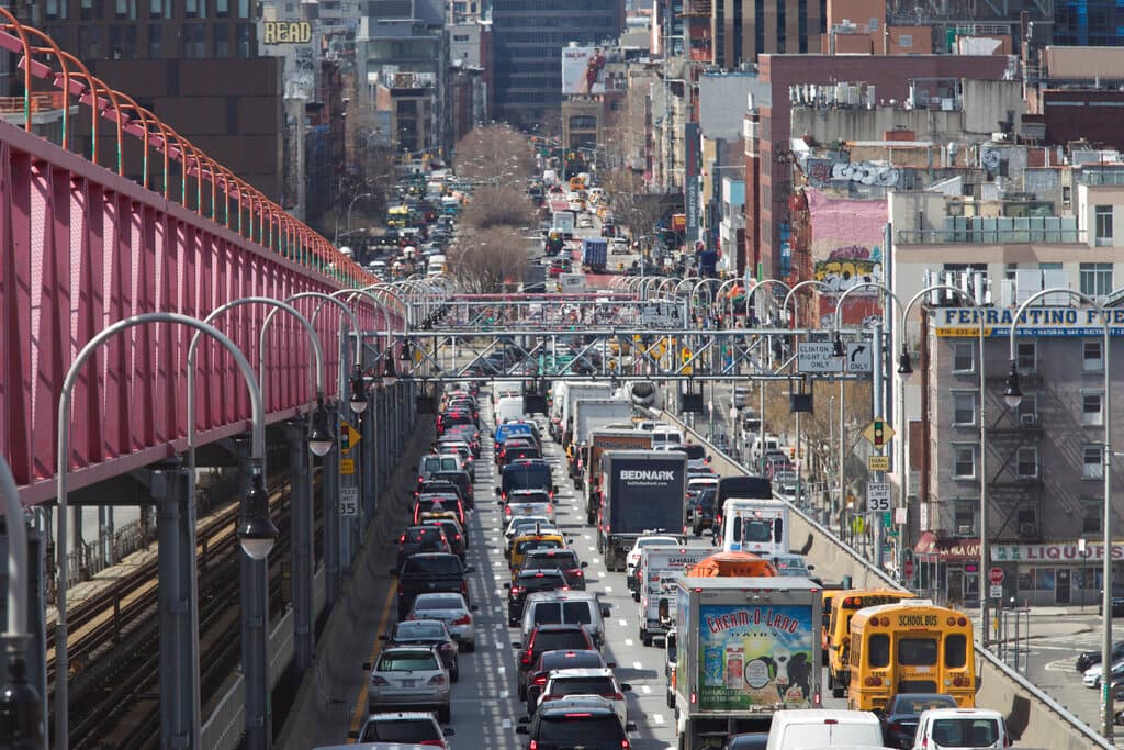 El tráfico se abre paso hacia Manhattan desde Brooklyn por el puente de Williamsburg en Nueva York. Un peaje de congestión que cobraría a los conductores por entrar en el distrito central de negocios de Nueva York es una novedad para una ciudad estadounidense.