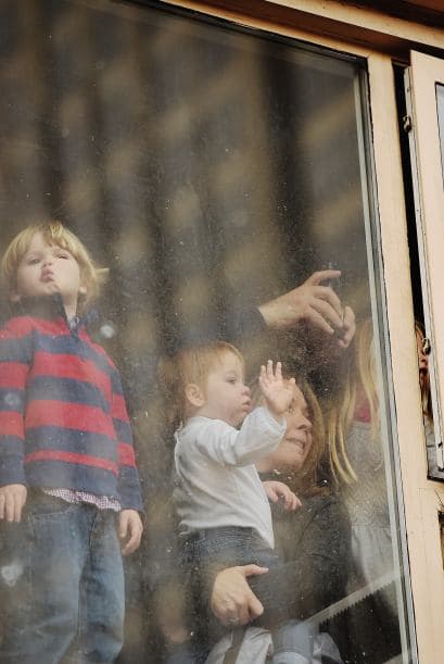 Algunas personas aprovecharon la privilegiada vista desde las ventanas, así como la comodidad de su apartamento u habitación de hotel.