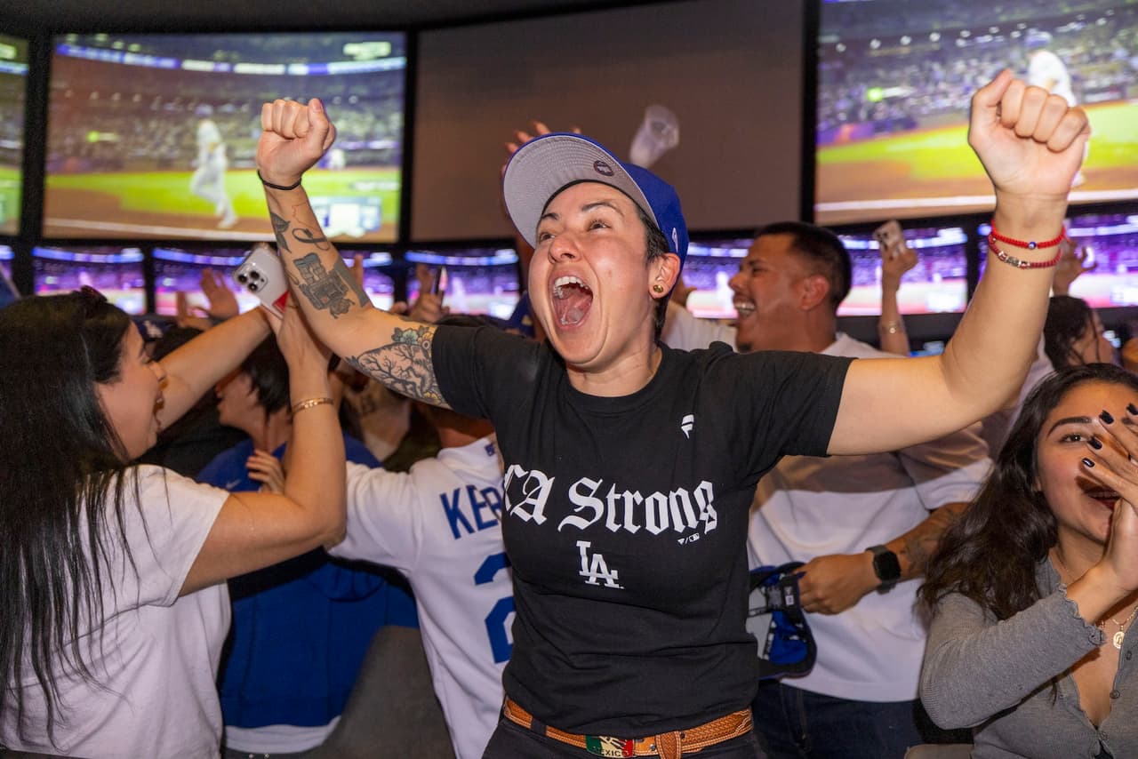 Otras zonas de Los Ángeles, como Boyle Heights y Koreatown, vivieron celebraciones pacíficas, con familias y aficionados ondeando banderas, cantando y tocando el claxon en señal de alegría.