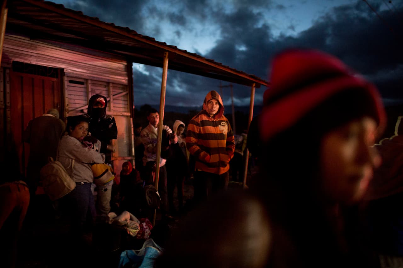 Un autobus recoge a los migrantes venezolanos para llevarlos a la frontera de Ecuador y Perú, con la esperanza de llegar antes del 25 de agosto, el día en que Perú implementaría la medida de pedir pasaporte a los venezolanos.