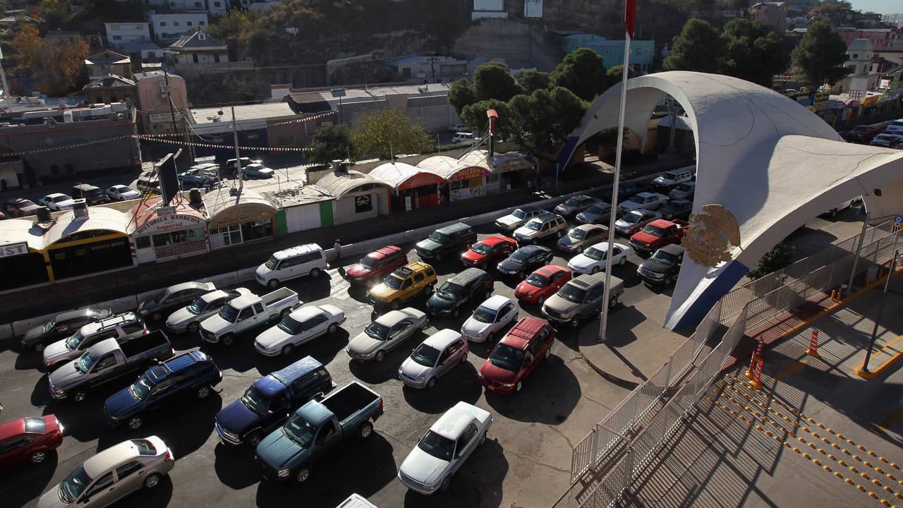 Es temporada de filas en las garitas de Arizona - Sonora: Te decimos lo que debes saber de los tiempos y el camino