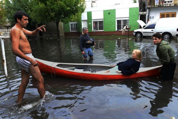 Las televisiones locales muestran las secuelas del temporal en los barrios de La Plata y la evacuación de, en su mayoría, ancianos, que son trasladados a los centros médicos en botes de goma.