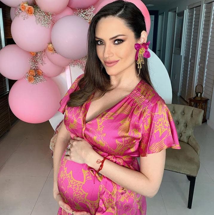 <b><a href="https://peopleenespanol.com/mamas-y-bebes/michelle-galvan-consejos-adelgazar-figura-perder-peso-parto-cuerpo-bebe-exclusiva/" target="_blank">"En mi embarazo subí 25 libras"</a></b>, reconoció en una entrevista para People en español. 
<br>