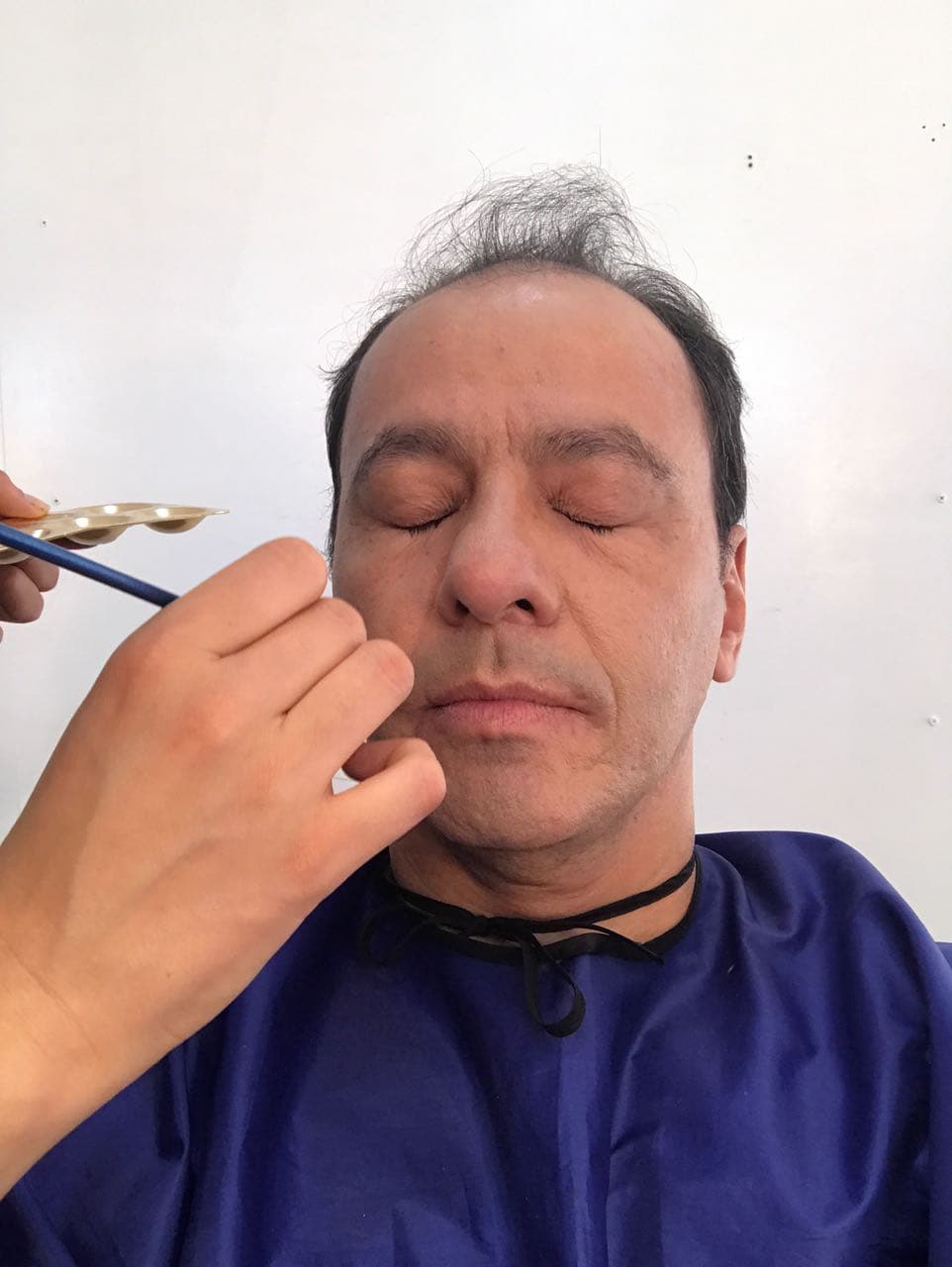El maquillaje se aplica con mucho cuidado para que Homero se vea como el presidente de México.