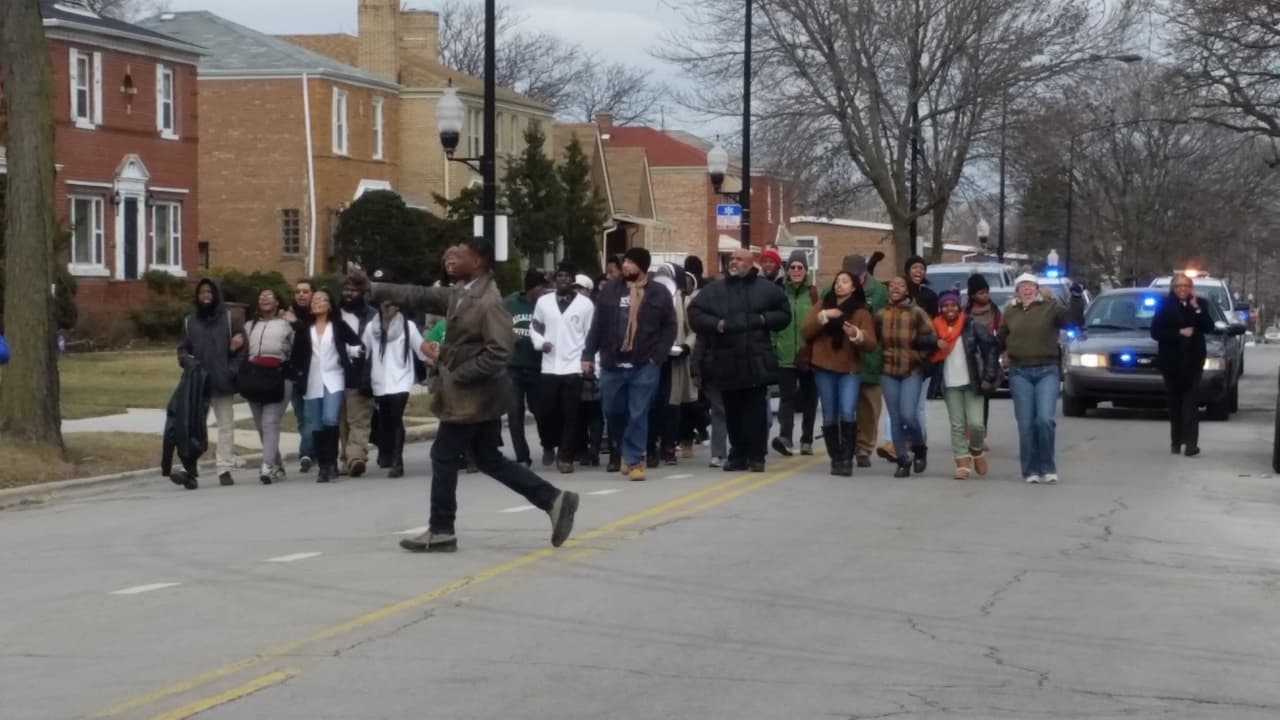 Por este motivo, al menos 30 estudiantes recibieron infracciones por obstruir el tránsito vehicular en la autopista.