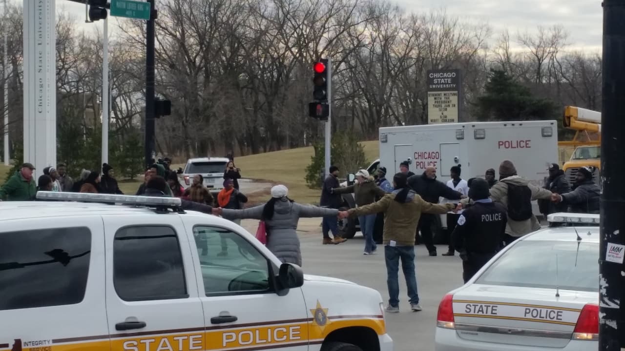 Un nutrido grupo de estudiantes de la Chicago State University marcharon por varias calles de la ciudad pidiendo que se apruebe un presupuesto.