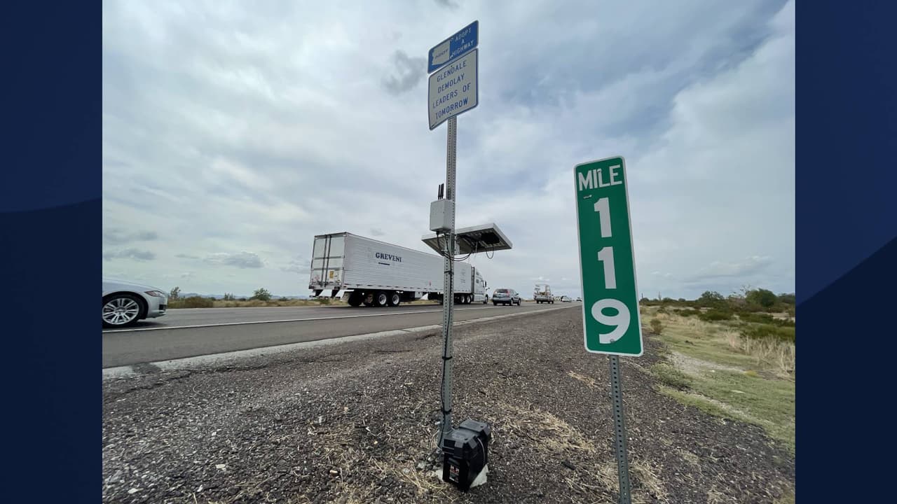 “Este permiso que 
<b>usted obtiene es para dos millas de carretera</b>, tenemos en todas partes del estado de Arizona. 
<b>Cuando lo solicita dice que parte quiere adoptar y el coordinador verá los tramos que están disponibles y le va a otorgar su permiso</b>”, explica Lourdes Lerma, portavoz del Departamento de Transporte de Arizona (ADOT). “Usted 
<b>se compromete a limpiar en un periodo de un año por lo menos 3 veces</b>, y el contrato es por dos años”, agrega.