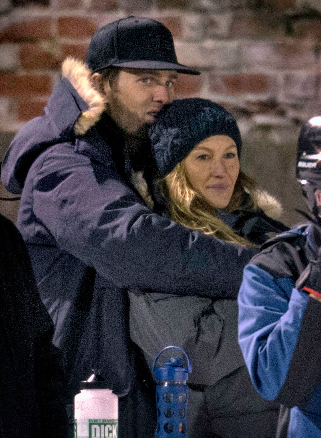 Tom se la pasó apapachando a Gisele.