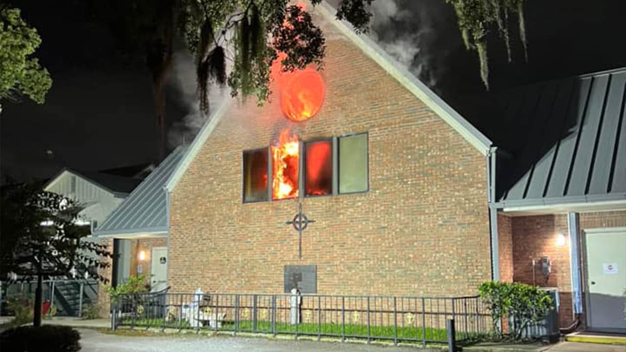Se incendia iglesia católica en Orlando