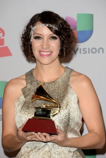 Las tiaras en la cabeza no abundaron pero sí se hicieron muy presentes en el 'look' de Gaby Moreno.