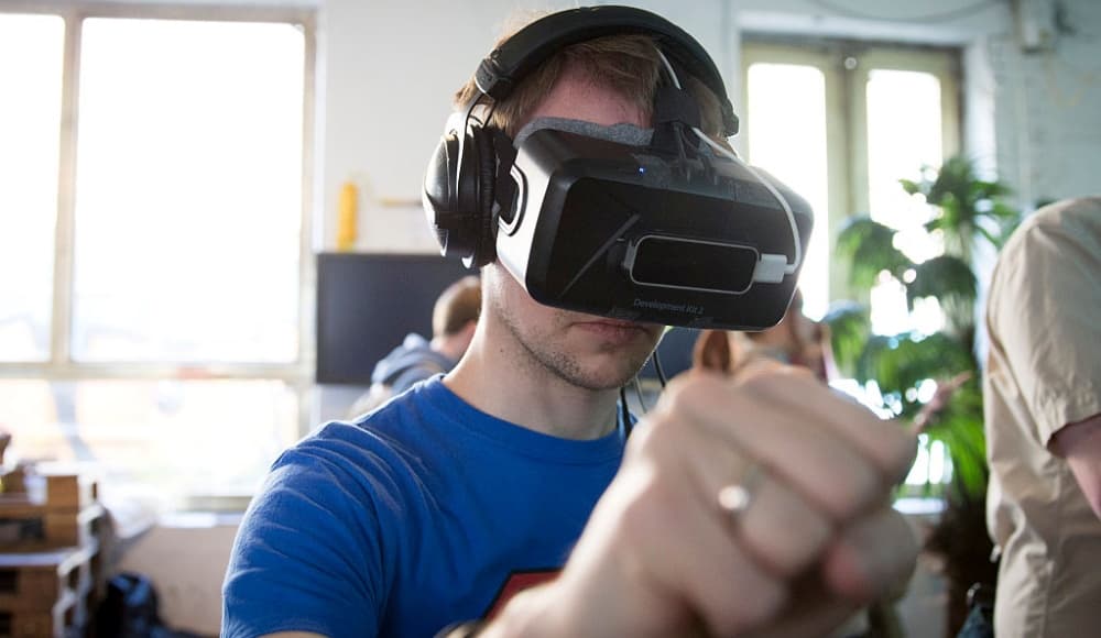 La realidad virtual está tan avanzada que abre nuevas posibilidades de interacción con la tecnología. Hombre jugando con un Oculus Rift