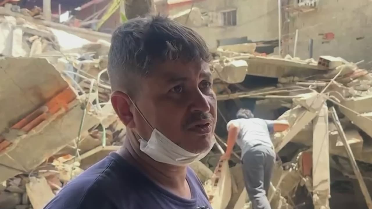 Habitantes remueven escombros con las manos por falta de herramientas en La Guaira