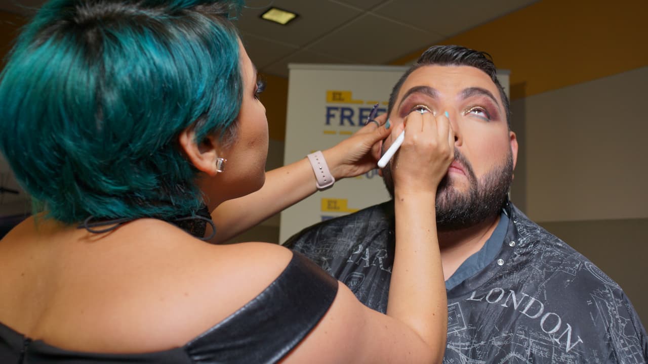 El Tambochi pago la apuesta contra El Compa Ivan cambiando de 'look' por un día.