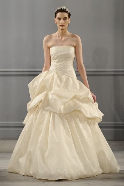 El volumen al frente también con drapeados no es tan recomendado para mujeres con caderas amplias como las de Kim, sin embargo puede entrar en la lista, el modelo es de Monique Lhuillier.