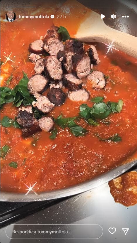 Tommy Mottola cocina fusilli con salsa marinara.