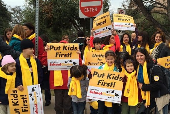 Miles de promotores de la campaña “Texas School Choice” marcharon este jueves para expresar la importancia de tener mejores opciones educativas. (Foto: Twitter)
