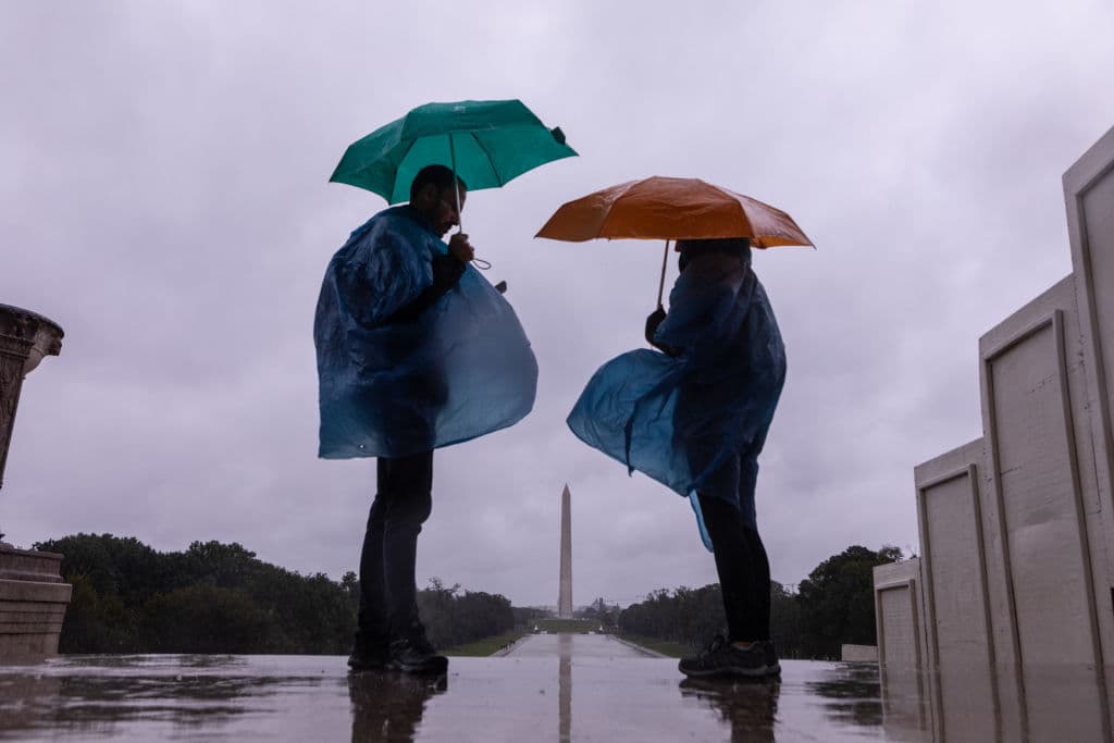Ophelia se debilita, pero todavía amenaza parte de la Costa Este con más lluvias e inundaciones