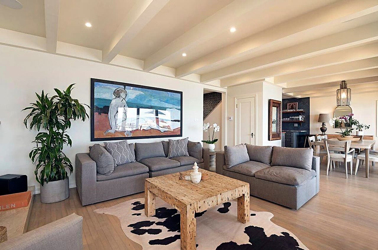 En la planta baja se encuentra una amplia sala con piso de parquet.