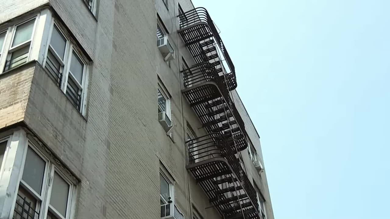 <b>"Su mamá está devastada": niño de 9 años con autismo muere al caer por la ventana de un cuarto piso</b>
<br>
<br>Miguel Ramos, un menor hispano de 9 años que padecía de autismo, falleció al caer por la ventana de un cuarto piso en Nueva York. Según se indicó, la mamá del pequeño se encontraba en el baño cuando sucedió la tragedia. El hecho, que ya está siendo investigado por las autoridades, ha conmocionado a la comunidad. “Era un niño precioso”, describió Calendaria Urbina, una vecina.