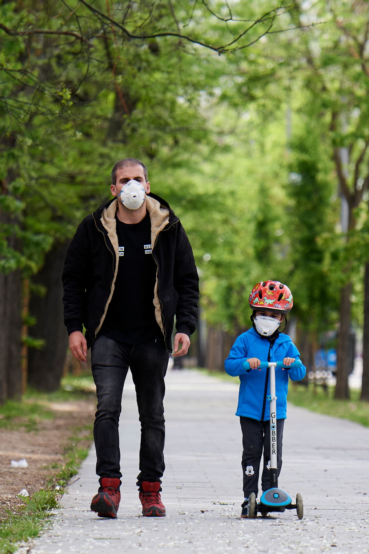 Permanece atento durante las caminatas familiares. Enséñale a los niños a mirar hacia ambos lados al momento de cruzar la calle. Asegúrate que tengan contacto visual con el conductor, y recuérdales que no deben mirar los teléfonos cuando crucen la calle.